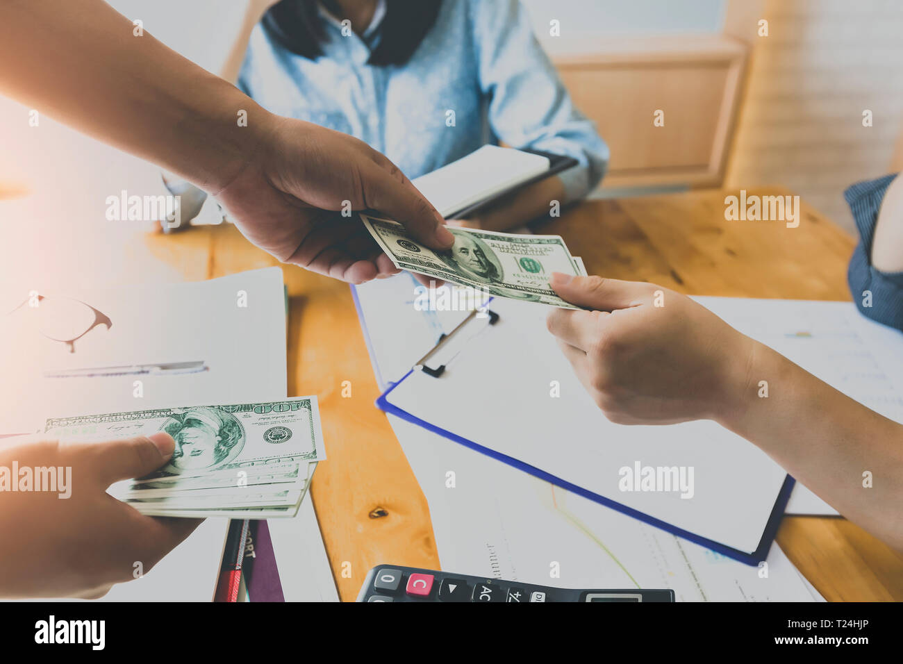 Geschäftspartner treffen und das Geld für neue Business Projekt auf dem Tisch. Stockfoto