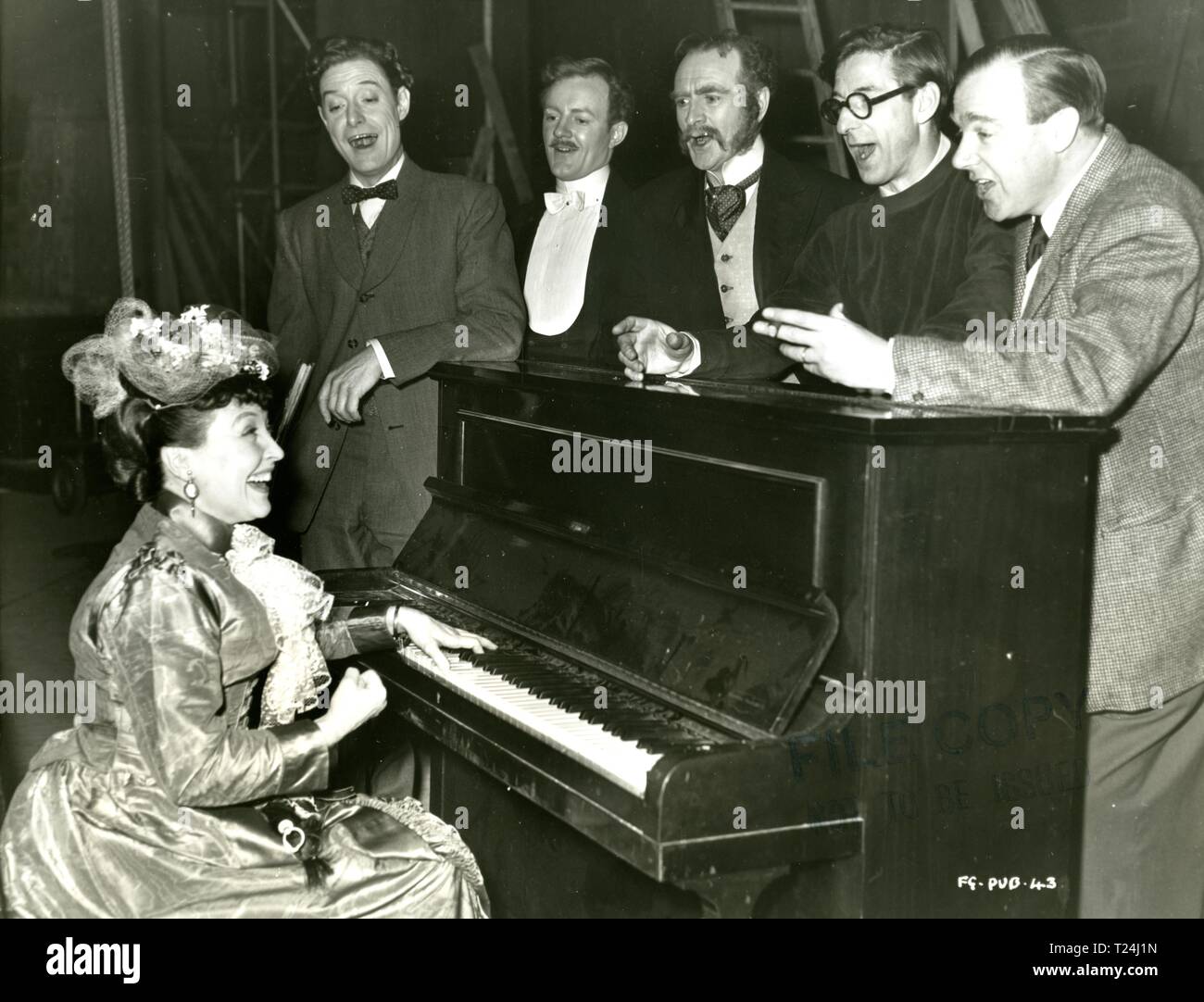 Die Magic Box (1952) Bessie Love, Robert Donat, Peter Reynolds, Maurice Colbourne, Regisseur John Boulting, Datum: 1952 Stockfoto