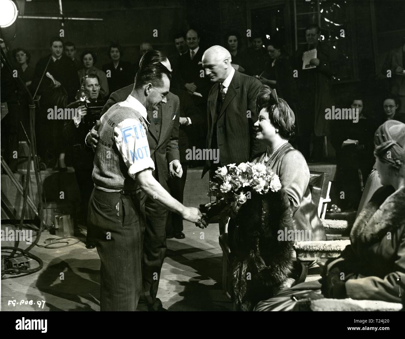 Queen Elizabeth (später die Königin Mutter) am Set von "The Magic Box an der Ealing Studios 1951 Datum: 1951 Stockfoto