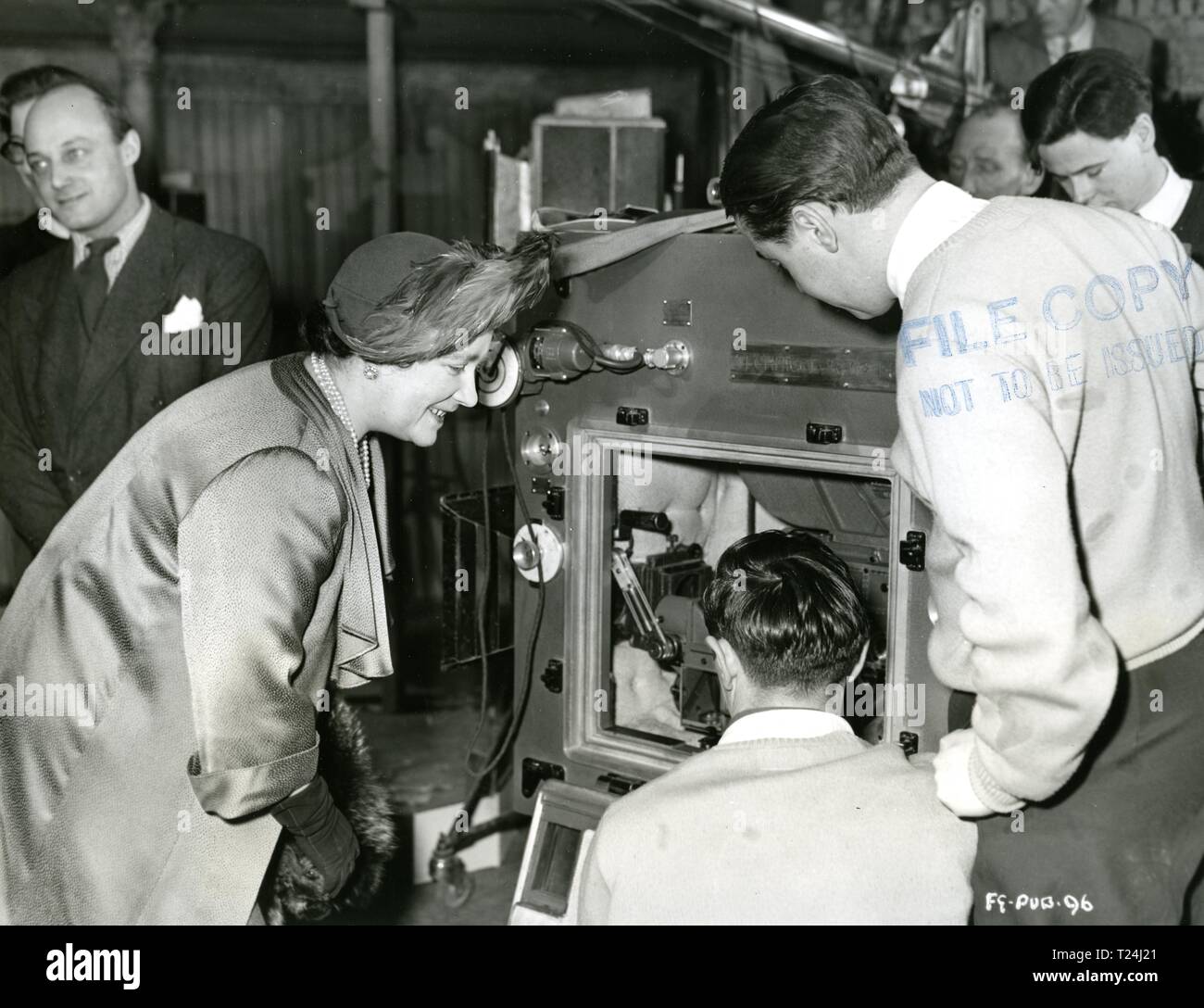 Queen Elizabeth (später die Königin Mutter) am Set von "The Magic Box an der Ealing Studios 1951 Datum: 1952 Stockfoto