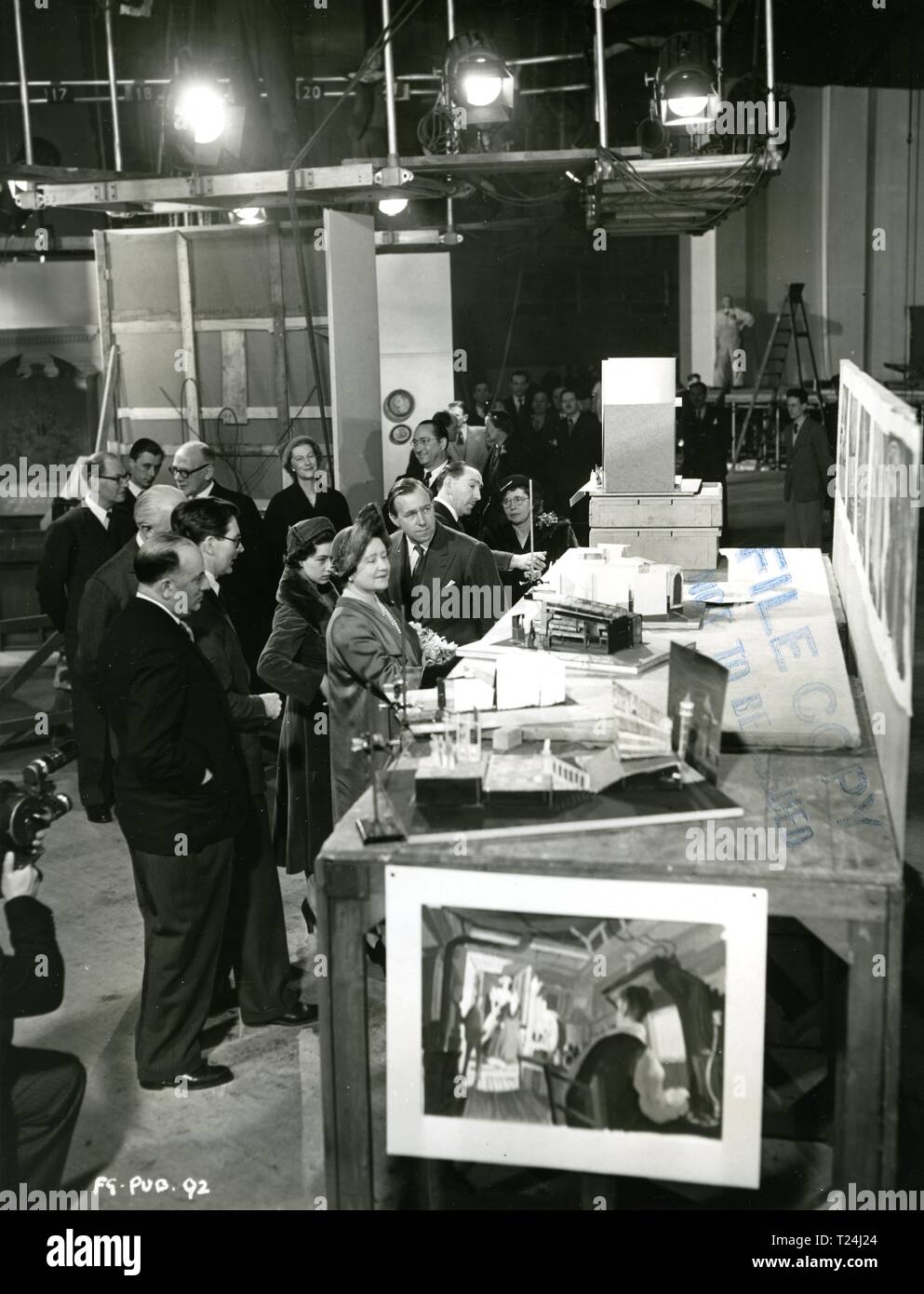 Queen Elizabeth (später die Königin Mutter) und Prinzessin Margaret auf dem Satz der Magic Box an der Ealing Studios 1951 Datum: 1951 Stockfoto