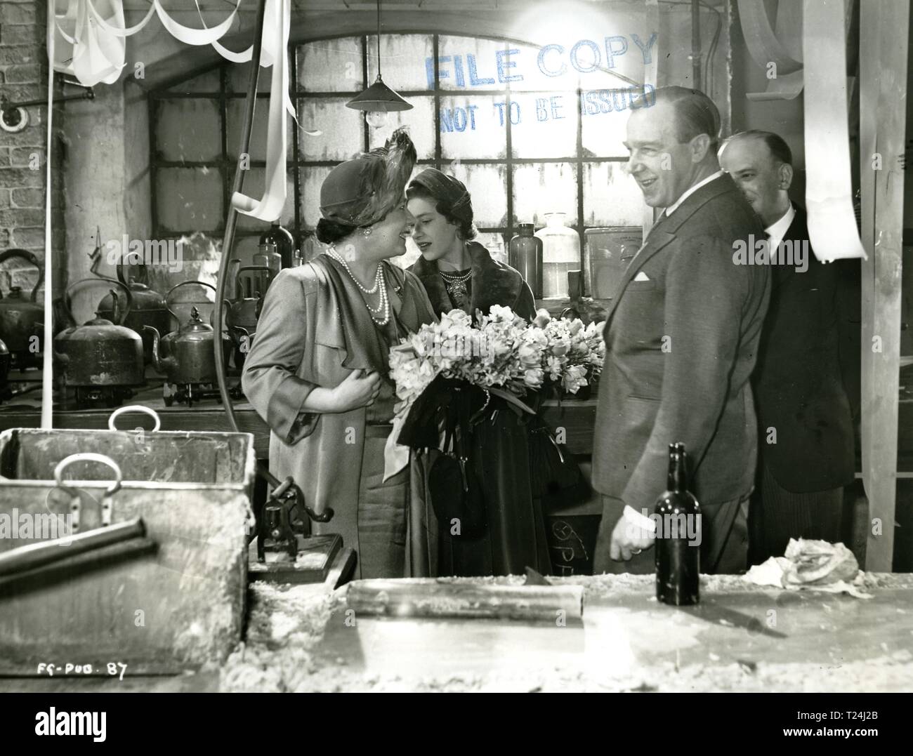 Queen Elizabeth (später die Königin Mutter) und Prinzessin Margaret auf dem Satz der Magic Box an der Ealing Studios 1951 Datum: 1951 Stockfoto