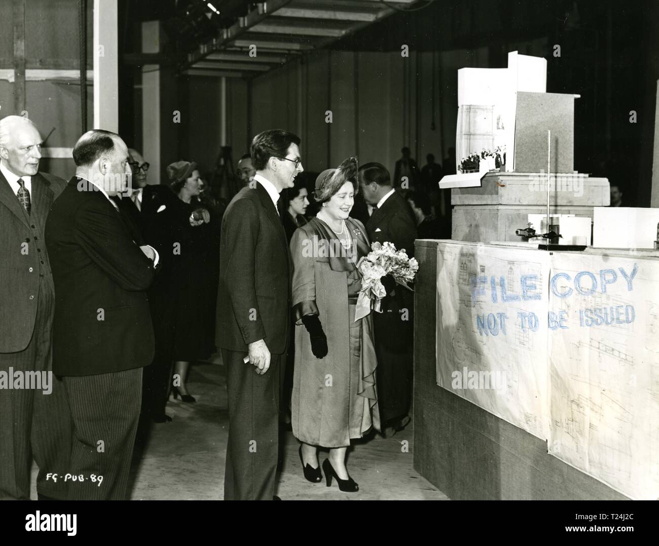 Queen Elizabeth (später die Königin Mutter) und Prinzessin Margaret auf dem Satz der Magic Box an der Ealing Studios 1951 Datum: 1951 Stockfoto