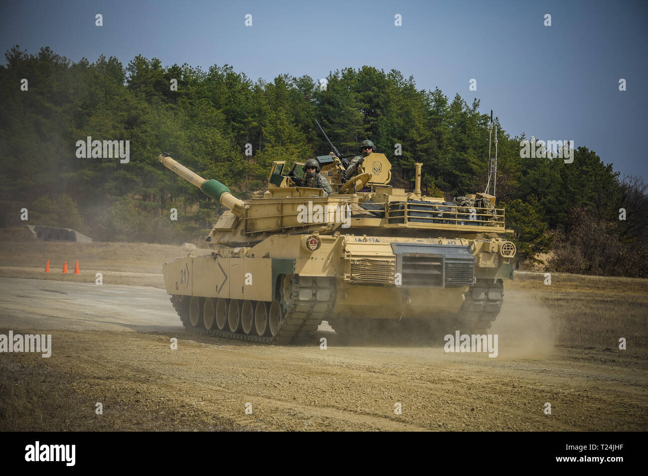 RODRIGUEZ FEUER KOMPLEX, Republik Korea - ein Tank Crew mit 1St Bataillon 67th Armor 'Death Händler," 3. gepanzerte Brigade Combat Team, 1. Panzerdivision (Drehzahl) fahren Sie auf der Strecke am Rodriguez Feuer Komplex, der Republik Korea, von Mar, 19. Die Ausbildung erlaubt Besatzungsmitglieder gunnery Skills zu verbessern Bereitschaft zu halten. (U.S. Armee Foto von Sgt. Alon J. Humphrey, 3 ABCT, 1 AD Public Affairs Office) Stockfoto