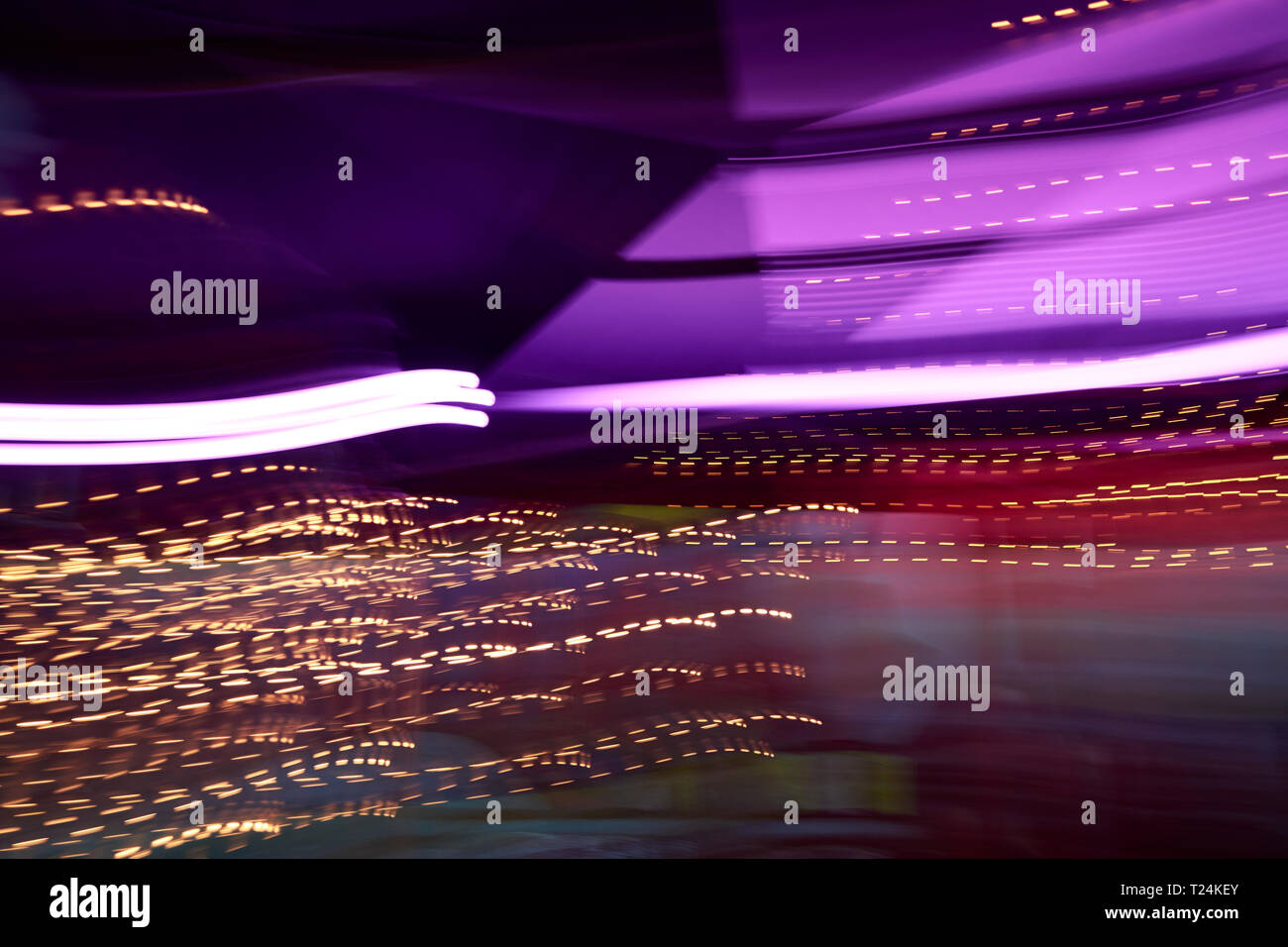 Bunte Lichter in Bewegung, Langzeitbelichtung Stockfoto