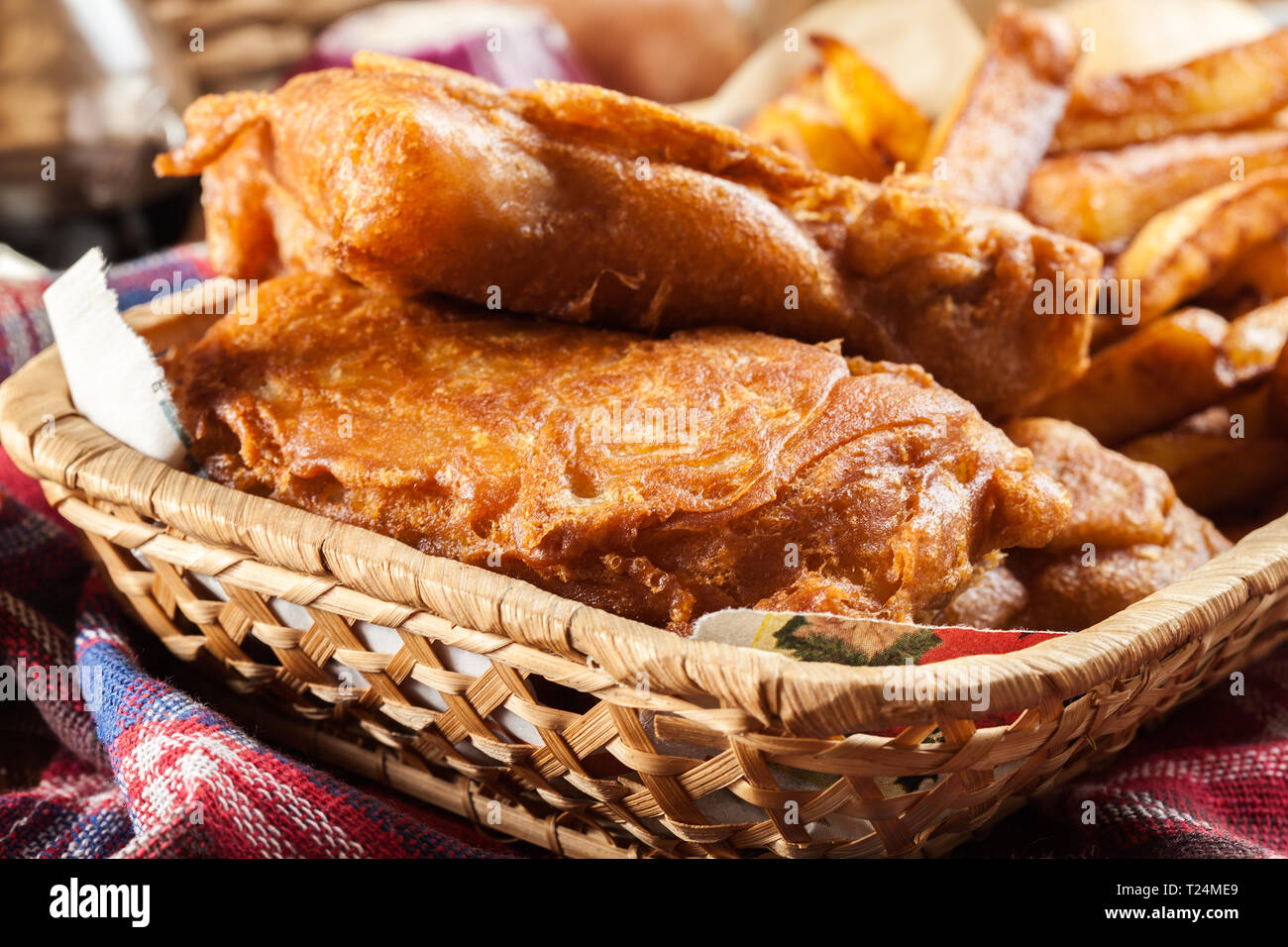 Traditionelle Fisch im Bierteig und Chips auf Korb serviert Stockfotografie  - Alamy