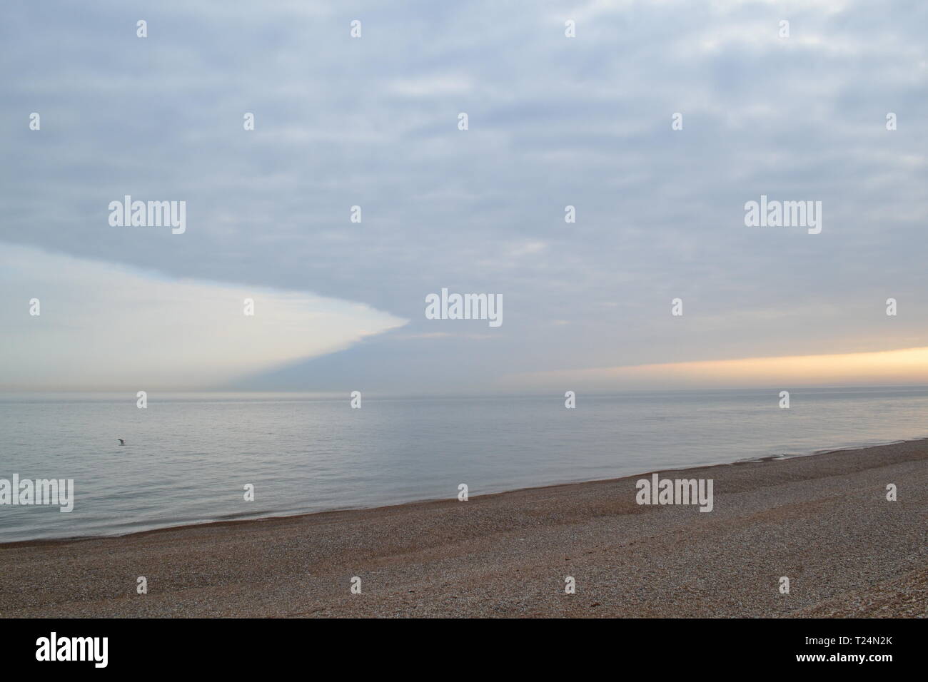 Cloudscape westlich von Dungeness Naturschutzgebiet durch den Englischen Kanal Ende März am späten Nachmittag, dargestellt vom Kiesstrand hinter dem Kraftwerk Stockfoto