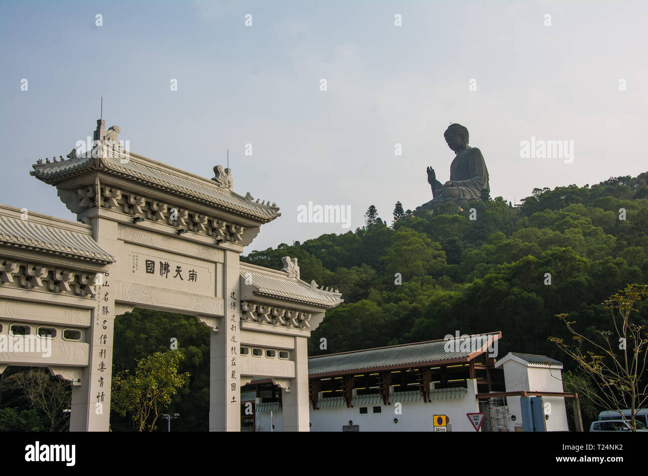 Hongkong, China - 31.12.2013: Die große Statue des Buddha Shakyamuni als Tian Tan Buddha bekannt ist 34 Meter hoch und wiegt über 250 Tonnen. Ngong Pi Stockfoto