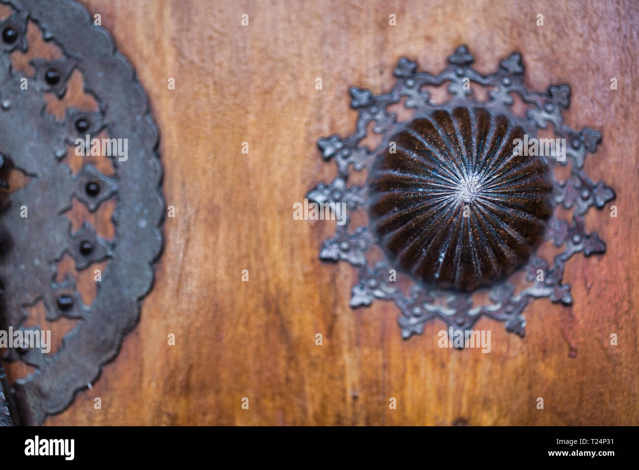 Alte Holztür mit Metall Design aus dem Nahen Osten Land Stockfoto