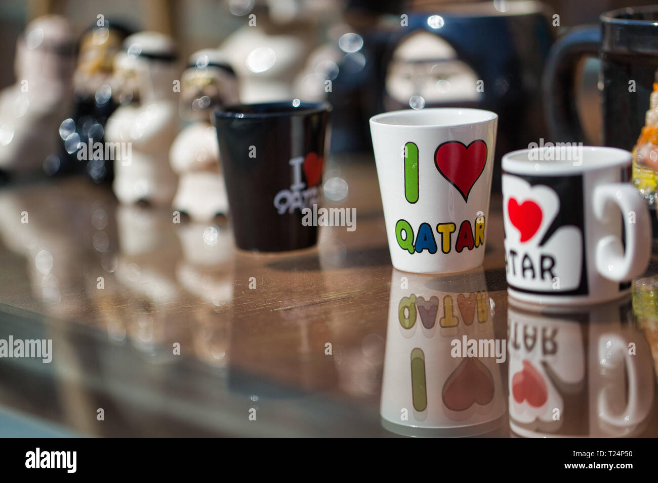 DOHA, Katar - 22. SEPTEMBER 2014: Souvenirs in Souq Waqif Doha Katar gefunden. Stockfoto