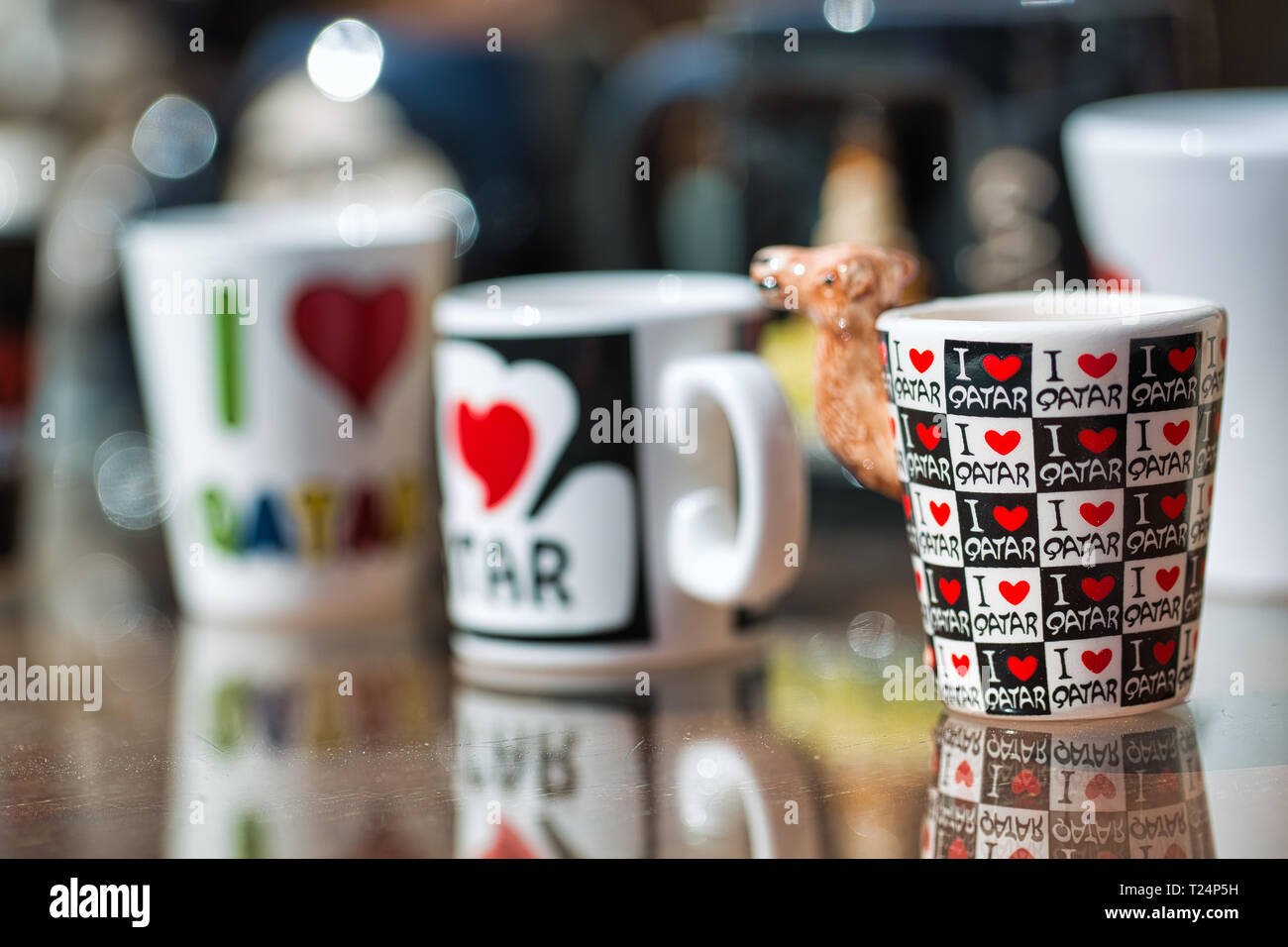 DOHA, Katar - September 22, 2014: Ich liebe Katar Becher und andere Souvenirs in Souq Waqif Doha Katar gefunden Stockfoto