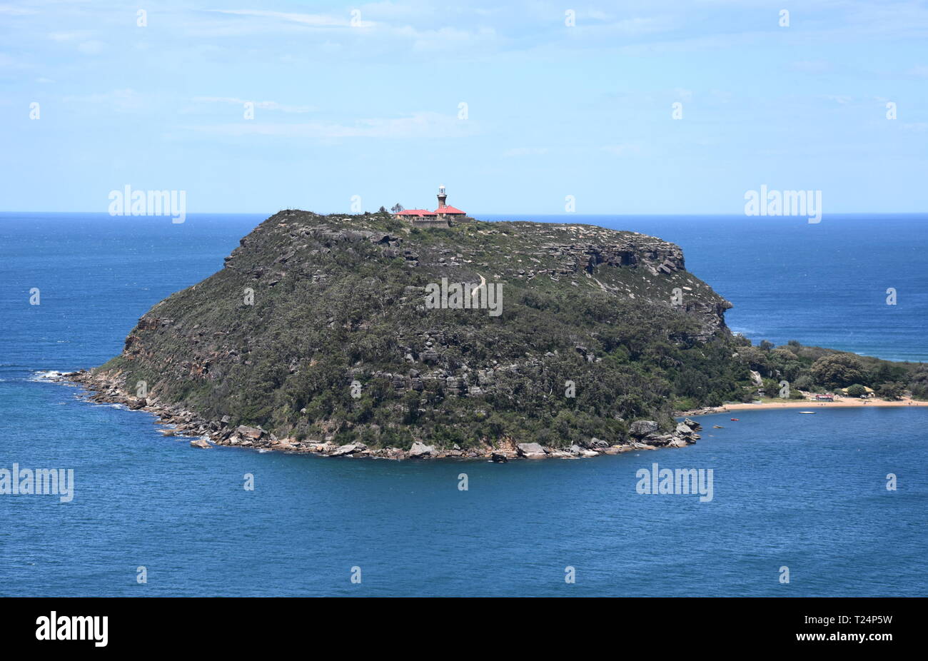 Blick auf barrenjoey Leuchtturm an der Spitze der Barrenjoey Head am Ende von Palm Beach von West (Ku-ring-gai Chase National Park, NSW, Australien) Stockfoto