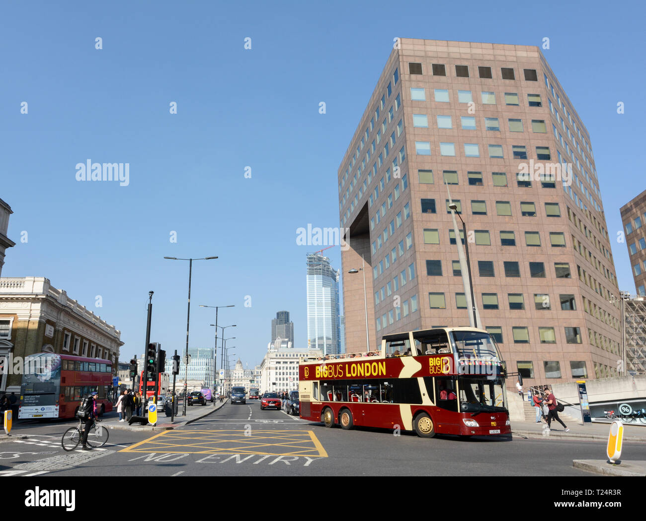 Ein großer Bus London Tour Bus auf die London Bridge als aus der Southwark Seite der Brücke aus gesehen Stockfoto