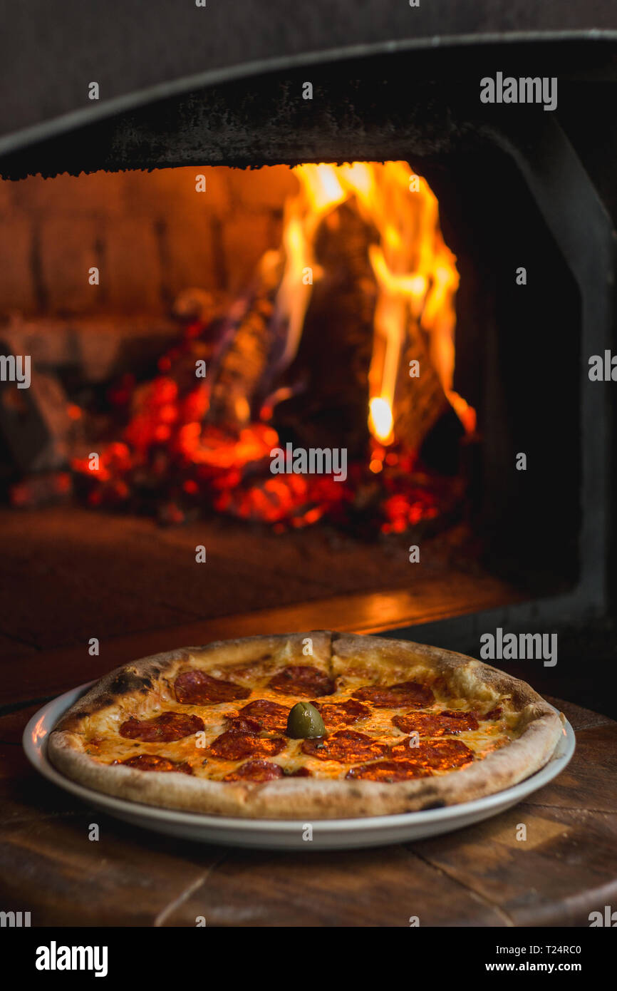Foto der Köstlichen frische Pizza, der gerade aus dem Kamin Stockfoto
