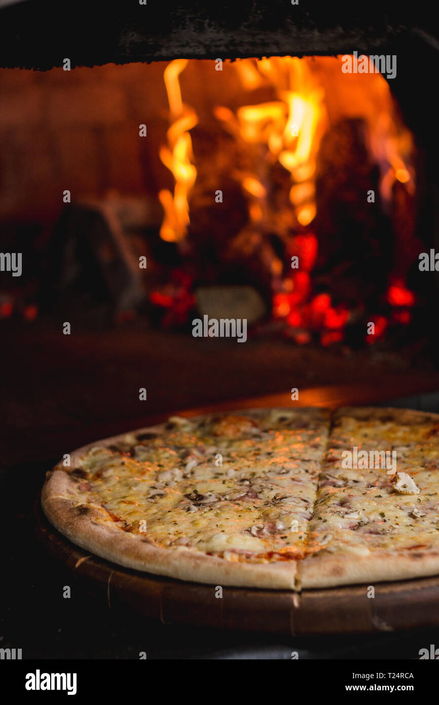 Foto der Köstlichen frische Pizza, der gerade aus dem Kamin Stockfoto