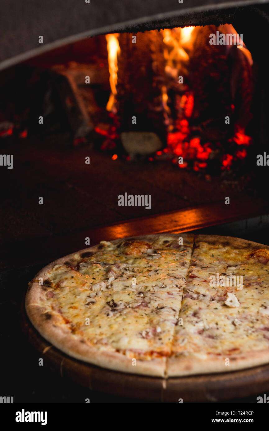 Foto der Köstlichen frische Pizza, der gerade aus dem Kamin Stockfoto