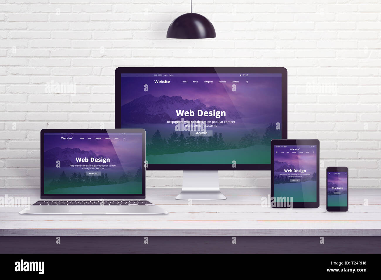 Reaktionsschnelle Website auf mehrere verschiedene Anzeigegeräte. Konzept der Web Design, entwicklung Schreibtisch. Stockfoto