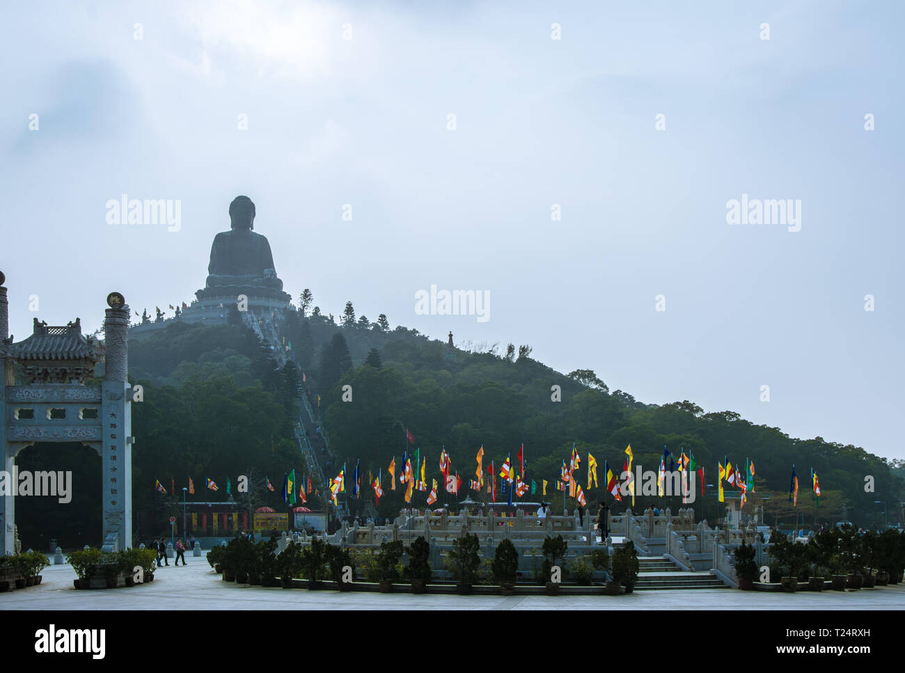 Hongkong, China - 31.12.2013: Die große Statue des Buddha Shakyamuni als Tian Tan Buddha bekannt ist 34 Meter hoch und wiegt über 250 Tonnen. Ngong Pi Stockfoto