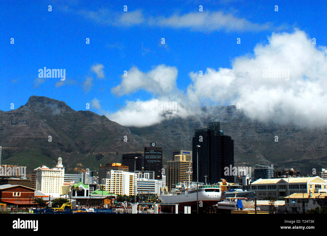 Einen herrlichen Blick auf Kapstadt, Südafrika mit wunderschönen Tafelberg im Hintergrund. Von einem Boot in der Bucht fotografiert. Stockfoto