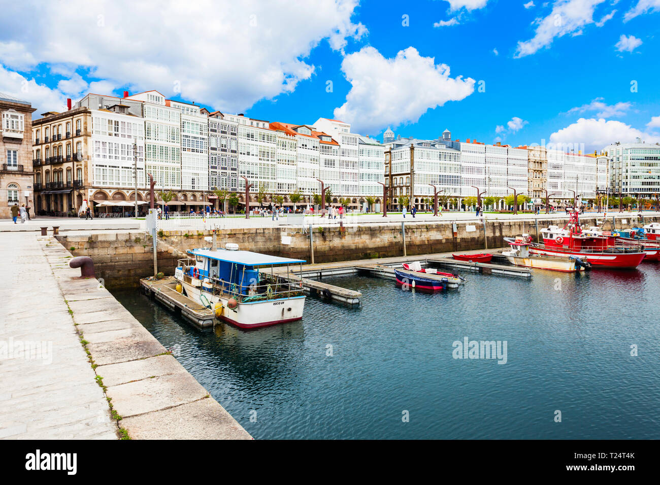 A Coruña, Spanien - 24. SEPTEMBER 2017: Yachten und Boote an der A Coruna City Port in Galizien, Spanien Stockfoto