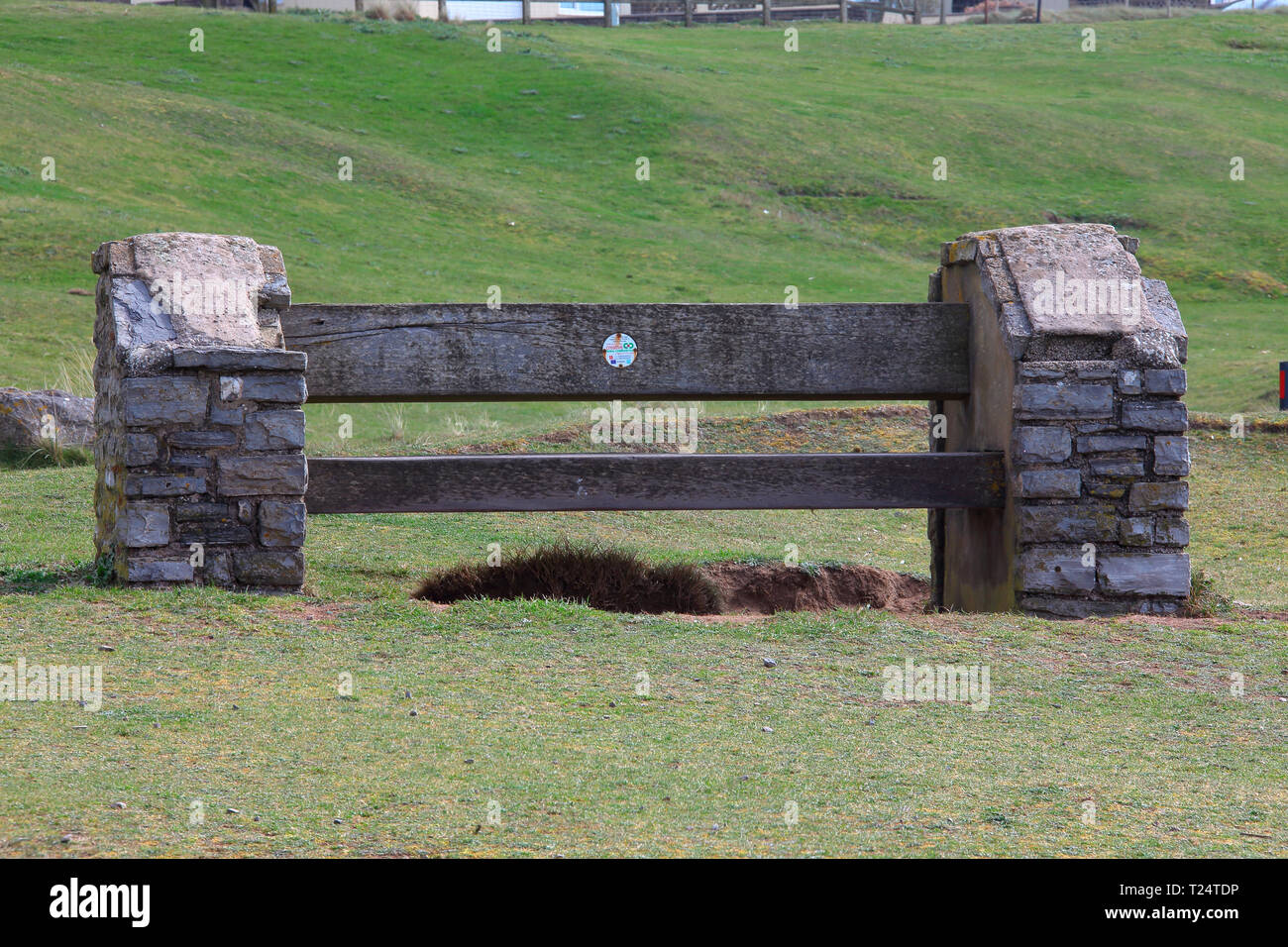 Eine wirklich substanzielle Sitzbank an der Küste für müde Wanderer Rest zu nehmen und zu Fuß der Küste Bahnen in ogmore von Meer in der Nähe von Bridgend. Stockfoto