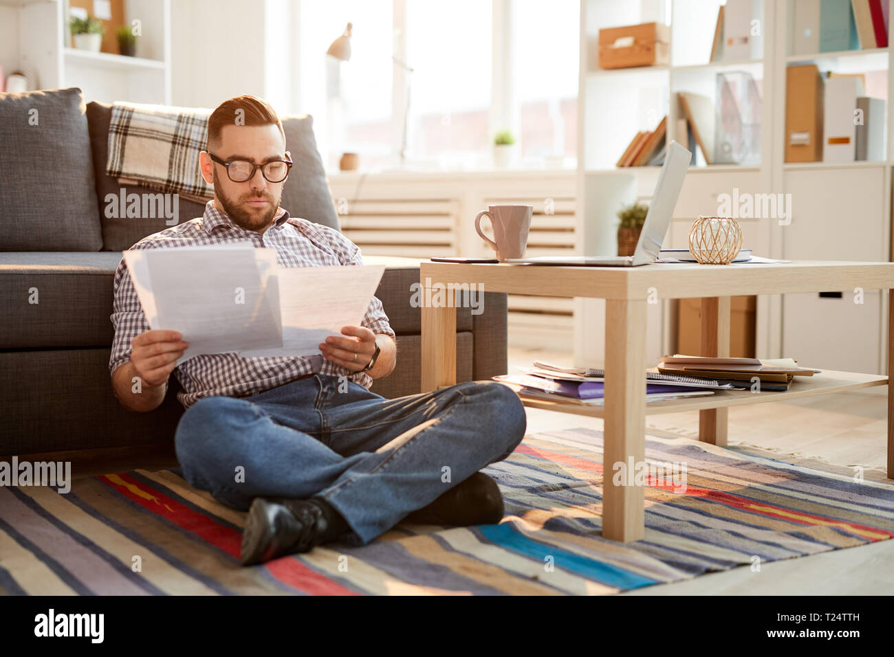 Lesen Papiere zu Hause Stockfoto