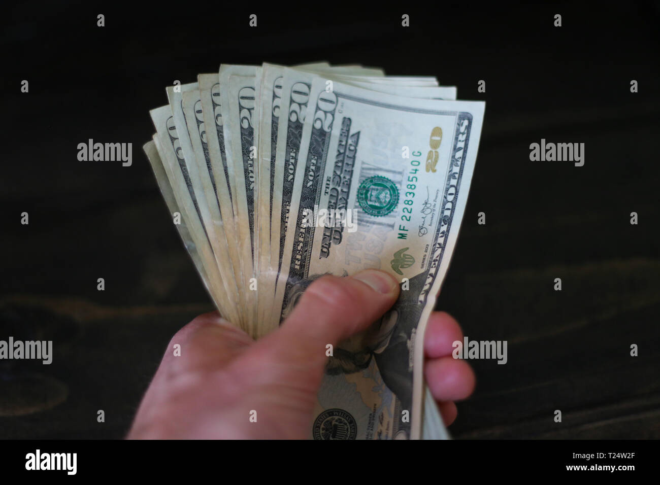 Finanztransaktion mit mehreren US $ 20 Federal Reserve note Bill fiat Geld Währung in der Hand Stockfoto