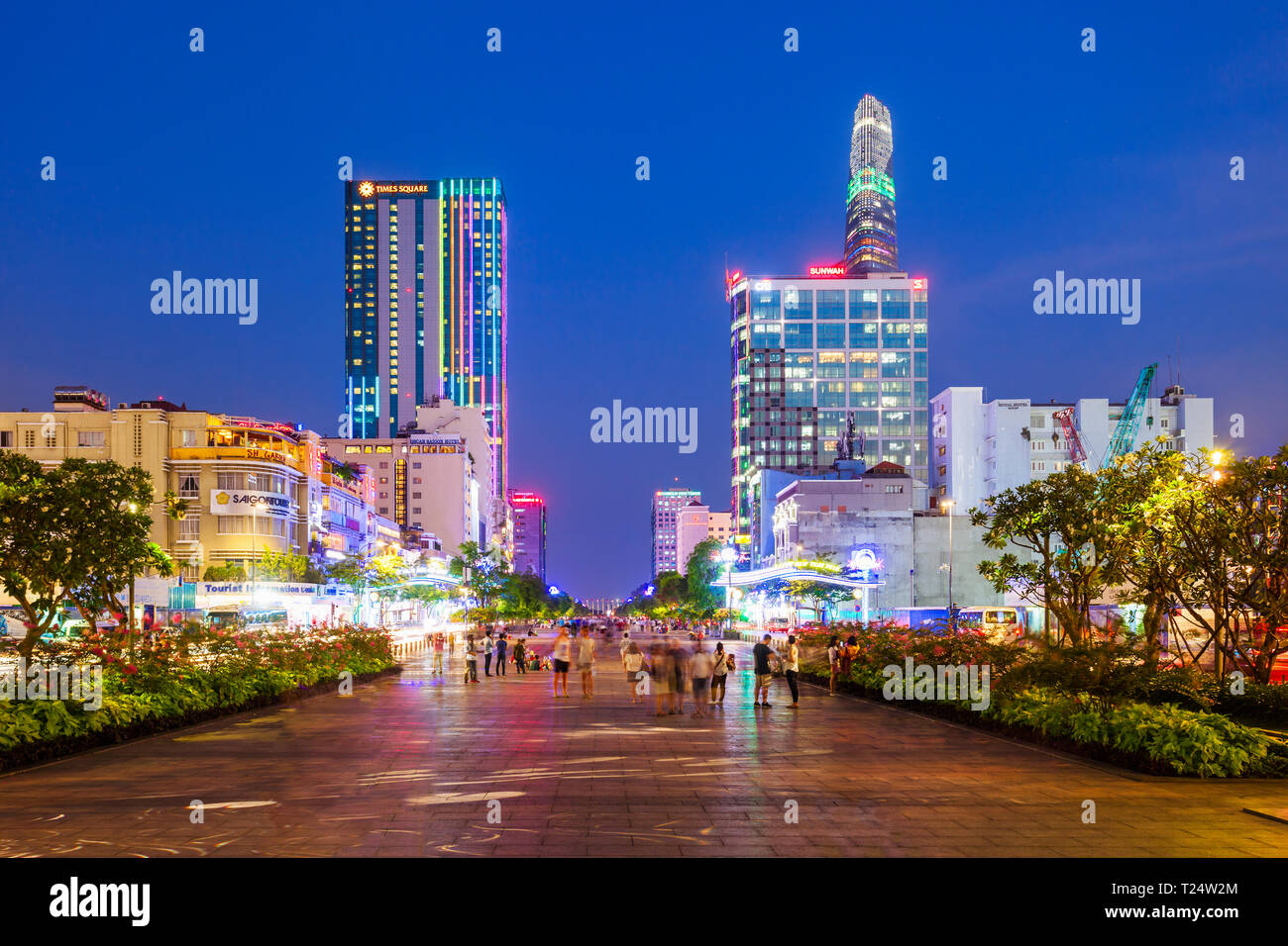 HO CHI MINH, VIETNAM - MÄRZ 08, 2018: Ho Chi Minh City Skyline bei Nacht. Ho Chi Minh City ist die grösste Stadt in Vietnam. Stockfoto