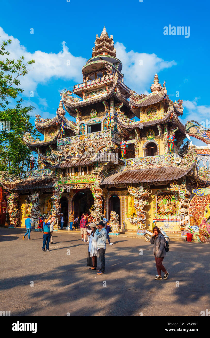 DALAT, VIETNAM - 12. MÄRZ 2018: Linh Phuoc Pagode oder Ve Chai Pagode ist eine buddhistische dragon Tempel in Dalat City in Vietnam. Stockfoto