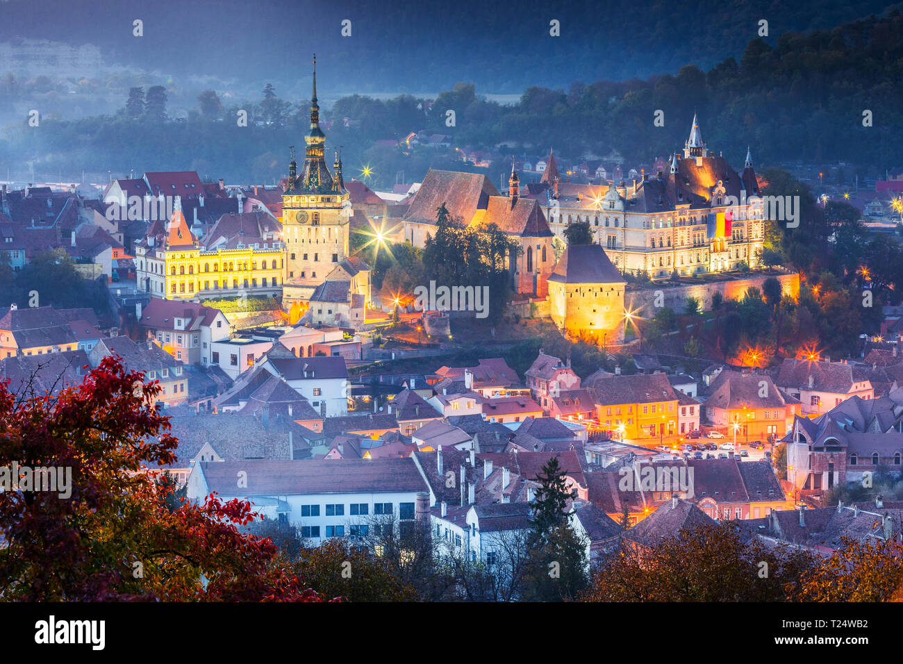 Sighisoara, Rumänien. Mittelalterliche Stadt mit Uhrturm in Siebenbürgen. Stockfoto