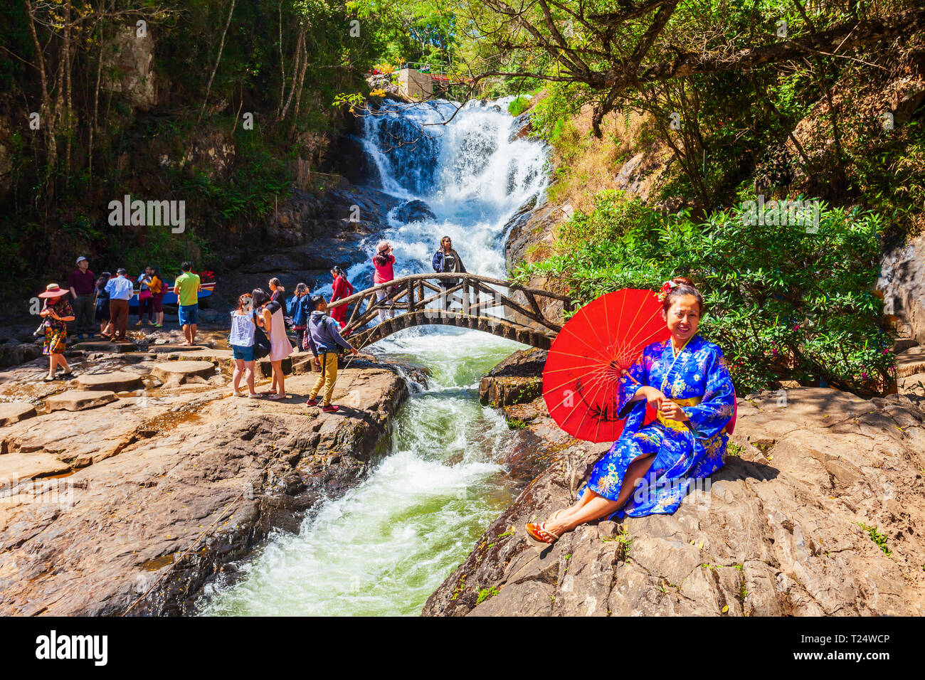 DALAT, VIETNAM - 12. MÄRZ 2018: Datanla Waterfall In der Nähe der Stadt in Vietnam Dalat Stockfoto