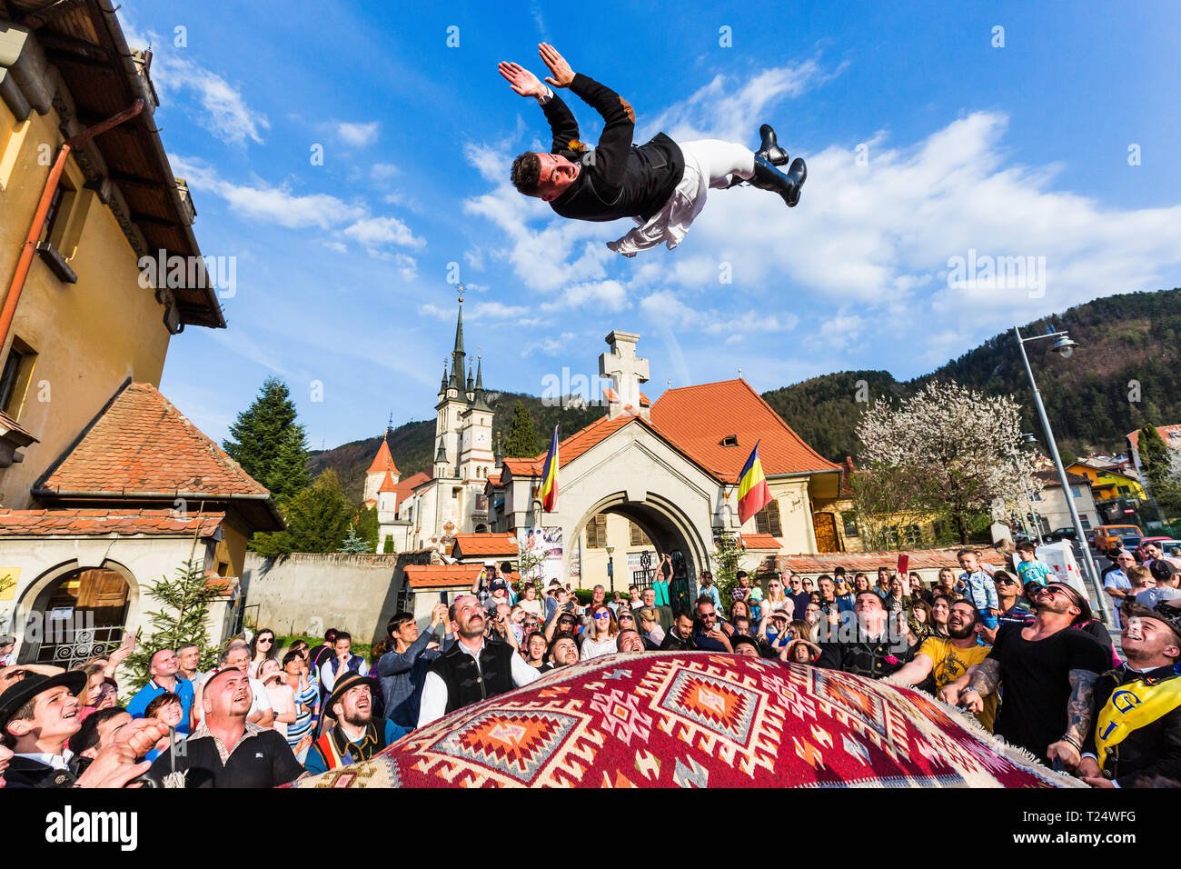 Brasov, Rumänien: 13. April 2018 - Das Werfen von der Jugend an der Junii Brasovului Festival. Stockfoto