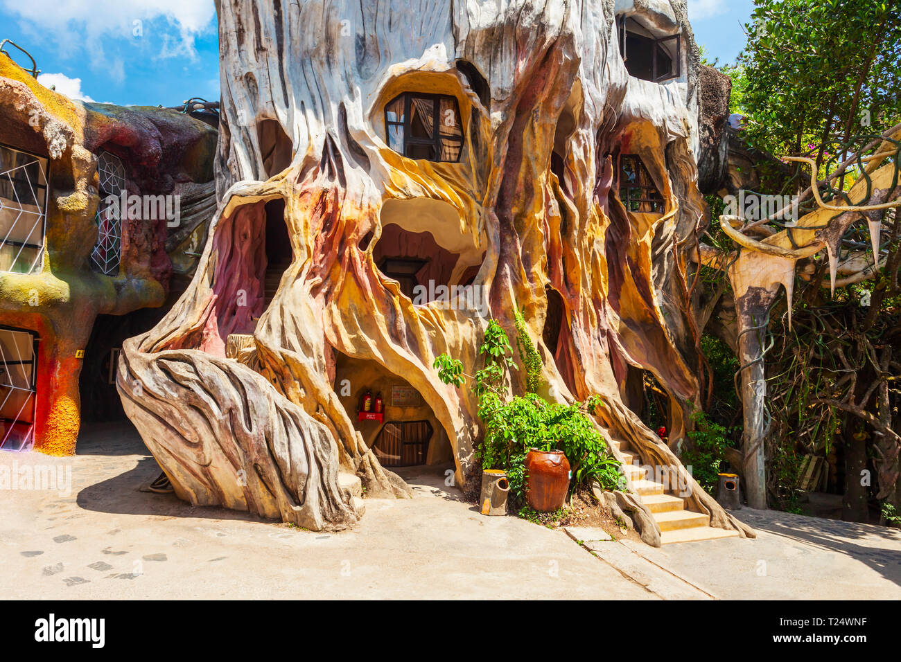 DALAT, VIETNAM - 13. MÄRZ 2018: Hang Nga Guesthouse oder Crazy House ist ein unkonventioneller Märchen Gebäude in Dalat in Vietnam. Stockfoto