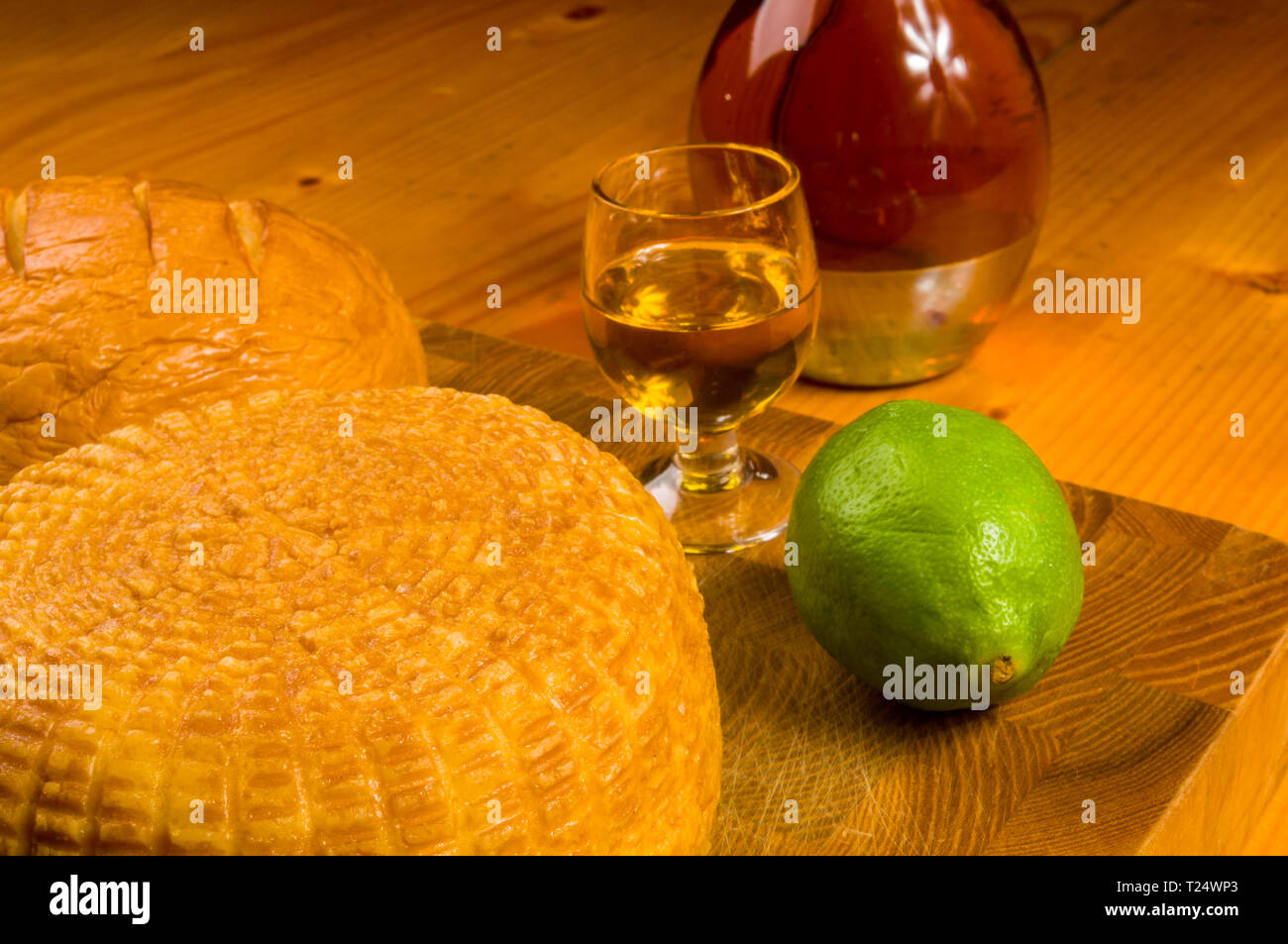 Immer noch leben - nationale Adyghe Käse Hausgemachte auf einem Schneidebrett mit Messer, Basilikum, Petersilie, Kalk, Sesamöl, Chili, Macadamianüsse und Beschl Stockfoto