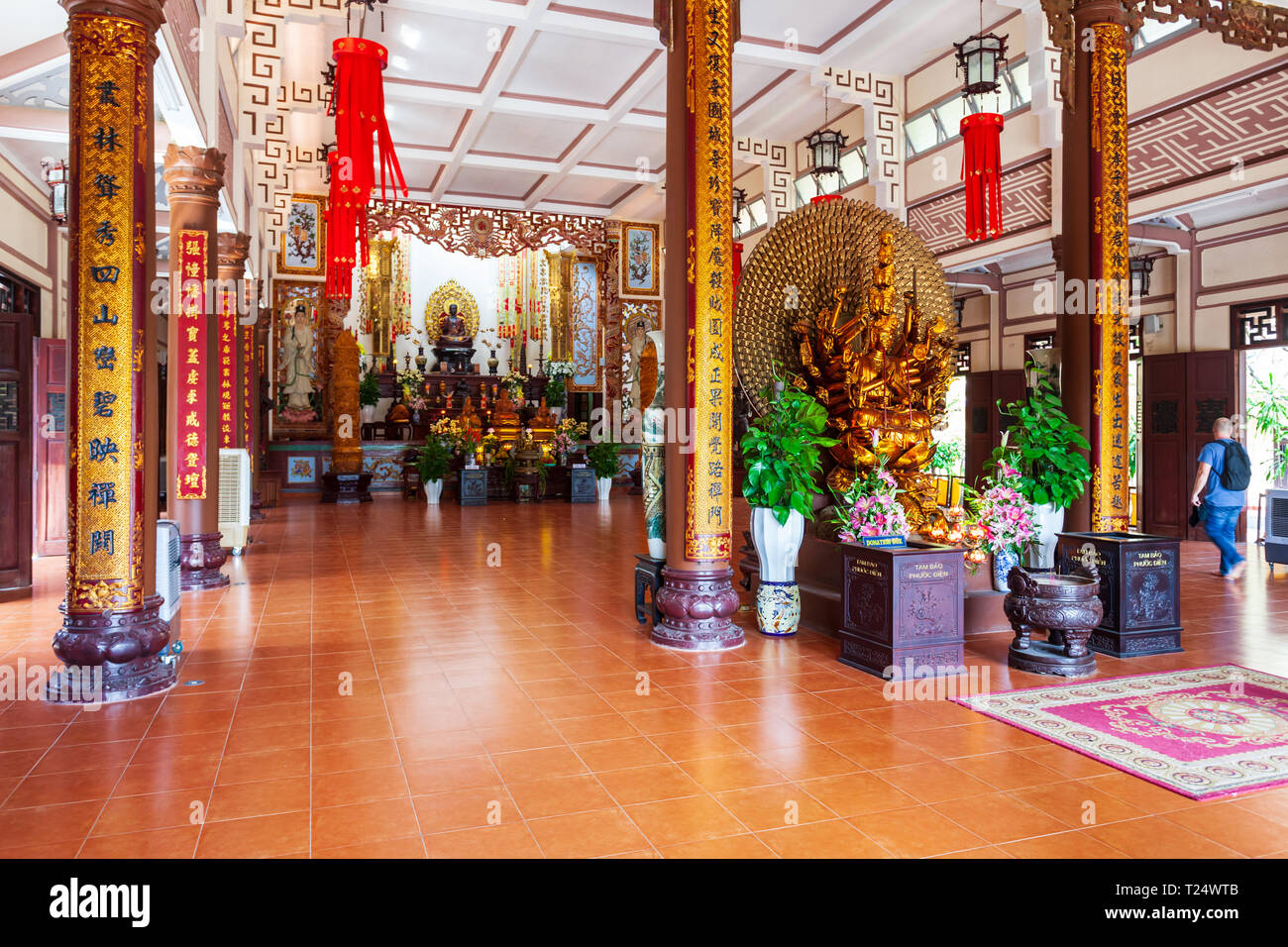 NHA TRANG, VIETNAM - AM 14. MÄRZ 2018: Long Son Pagode oder Chua lange Sohn ist ein buddhistischer Tempel in der Stadt Nha Trang im südlichen Vietnam Stockfoto