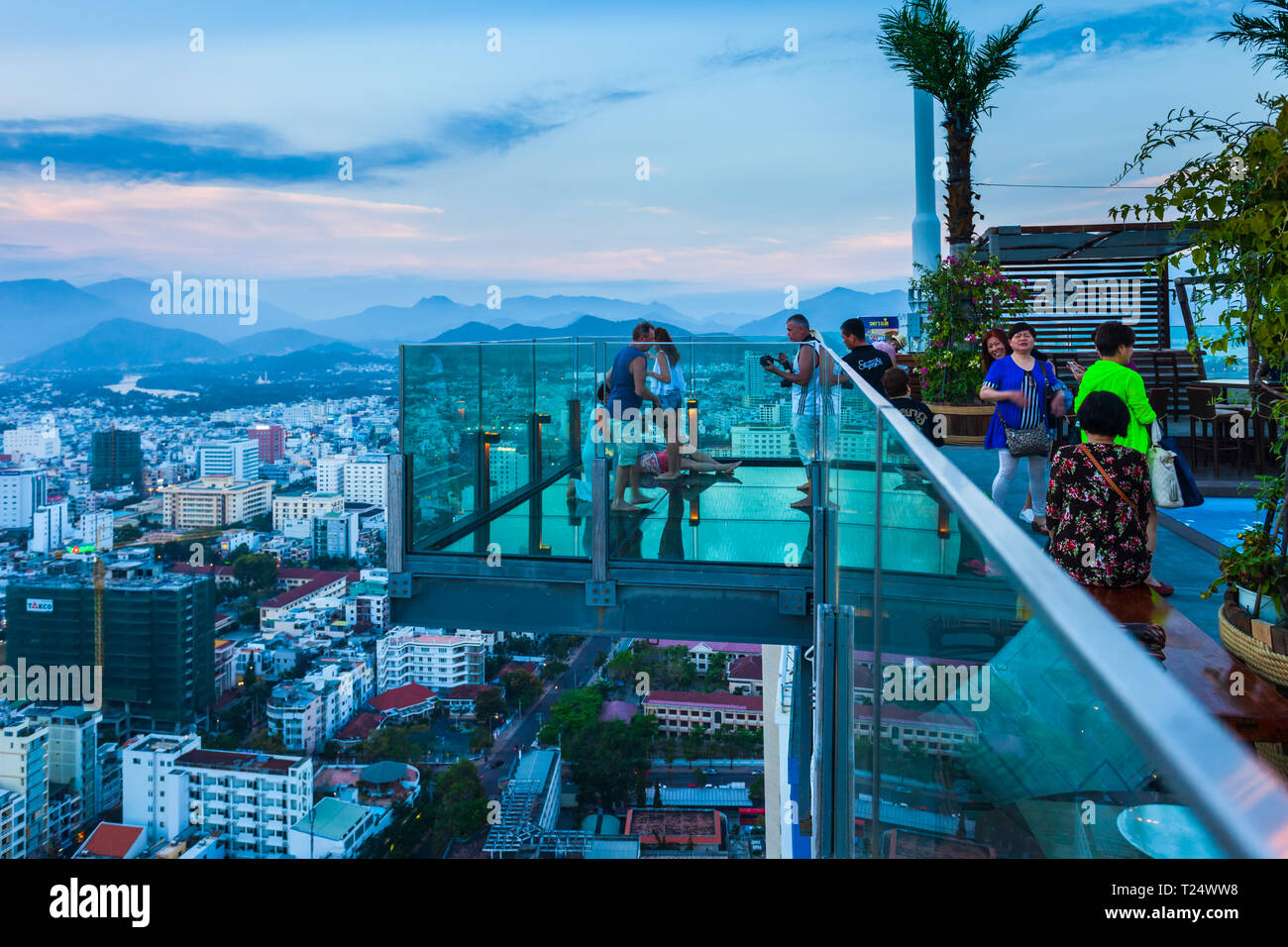 NHA TRANG, VIETNAM - AM 14. MÄRZ 2018: Skylight Nha Trang Observation Deck in der Premier Havana Hotel in Nha Trang City, South Vietnam Stockfoto