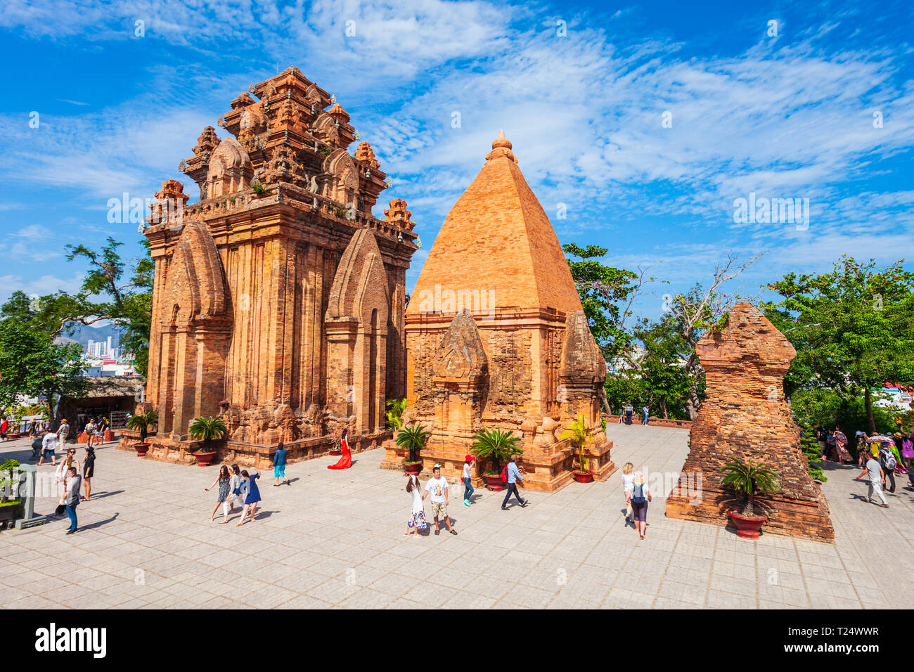 NHA TRANG, VIETNAM - 15. MÄRZ 2018: Ponagar oder Thap Ba Po Nagar ist ein Cham Tempel Turm in der Nähe von Nha Trang Stadt in Vietnam. Stockfoto