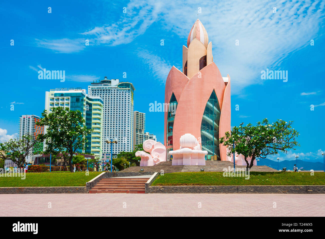 NHA TRANG, VIETNAM - 16. MÄRZ 2018: Lotus Tower oder Thap Tram Huong im Zentrum der Stadt Nha Trang im südlichen Vietnam Stockfoto