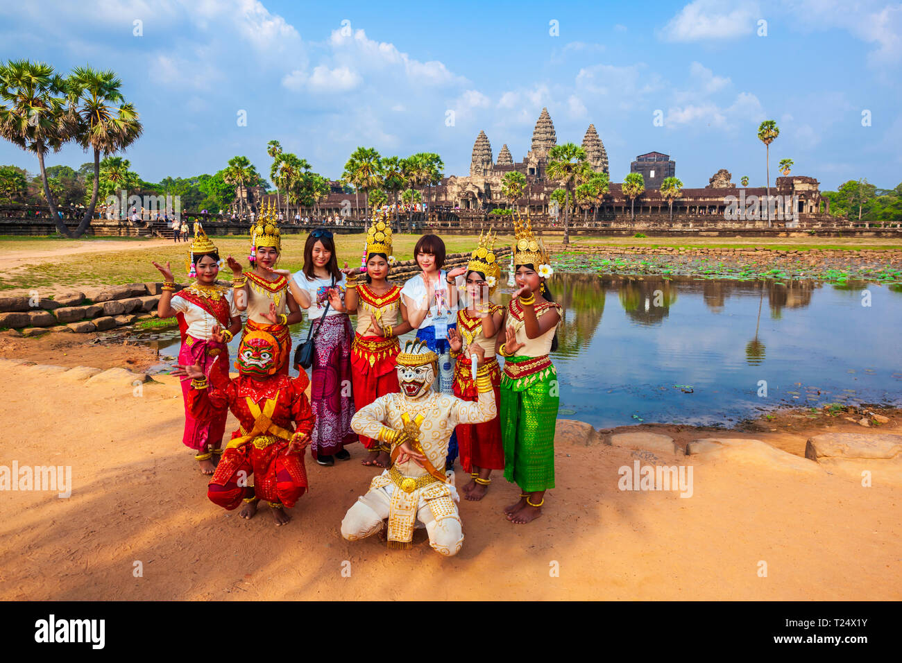 SIEM REAP, Kambodscha - 22. MÄRZ 2018: Unbekannter Künstler in traditionelle Khmer Kostüme an der Tempel Angkor Wat in Siem Reap in Kambodscha. Stockfoto