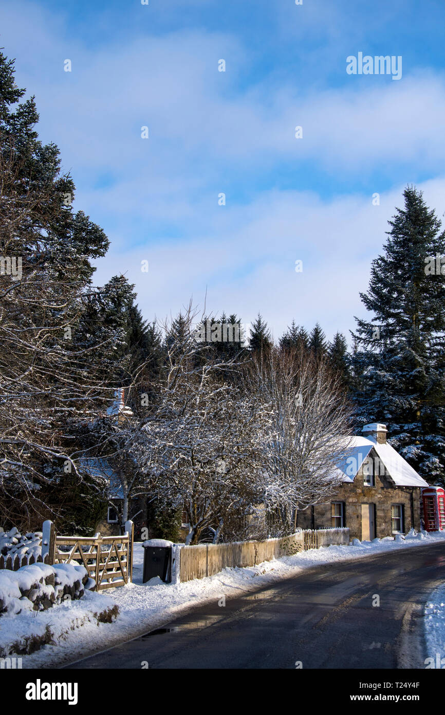 Traditionelles schottisches Cottage an einem Wintertag, Schottland, Großbritannien Stockfoto