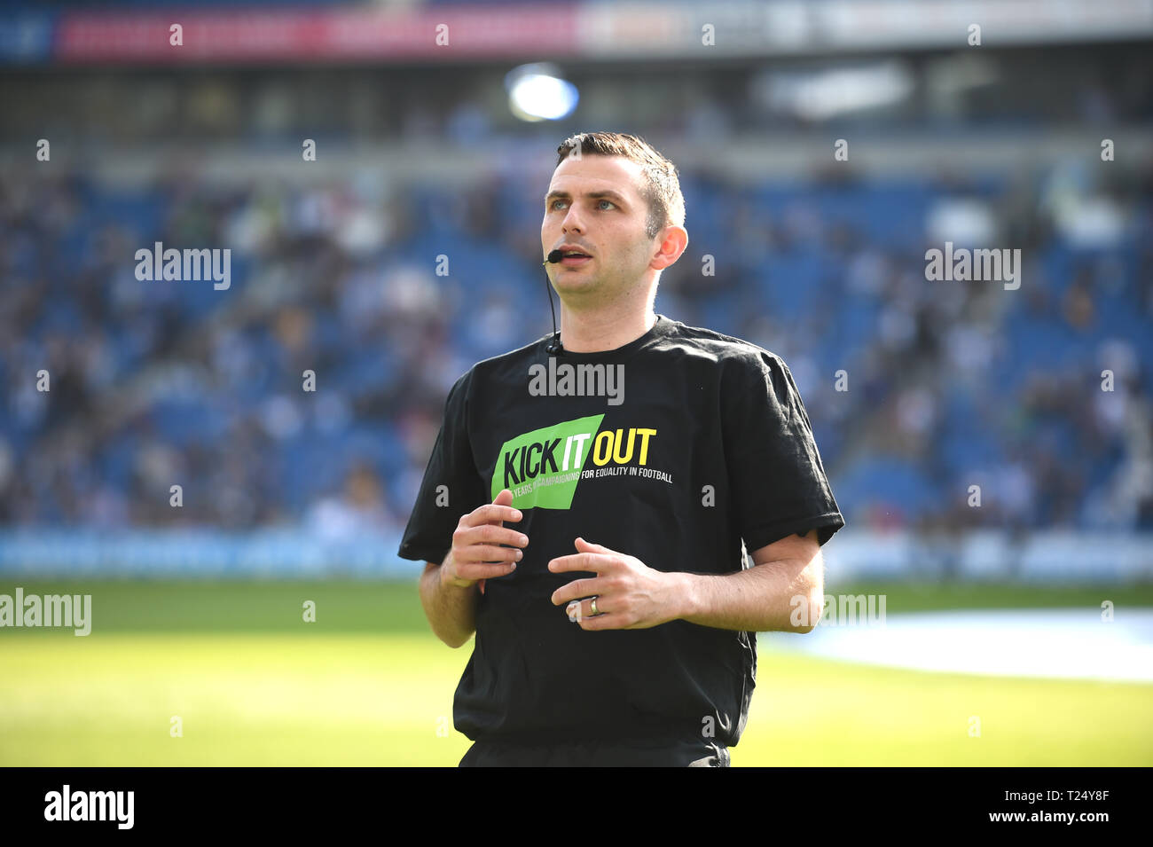 Schiedsrichter Michael Oliver Tragt Einen Kick It Out Shirt Vor Der Premier League Match Zwischen Brighton Hove Albion Und Southampton An Der American Express Community Stadion 30 Marz 19 Nur Fur