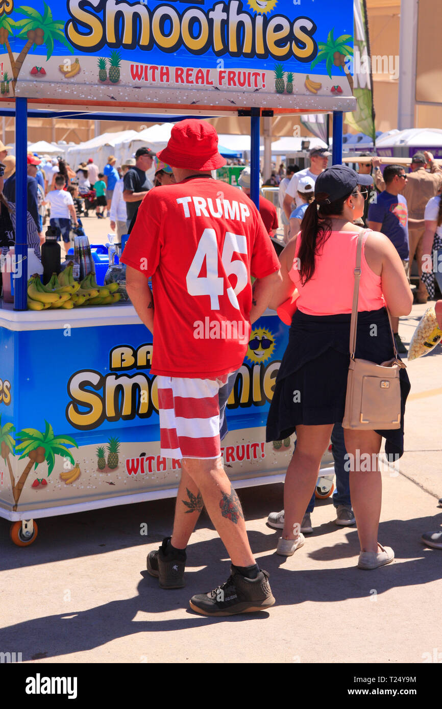 Mann gekleidet von Kopf bis Fuß seine Unterstützung für Präsident Trumpf, kauft einen Smoothie am Tucson Airshow AZ Stockfoto