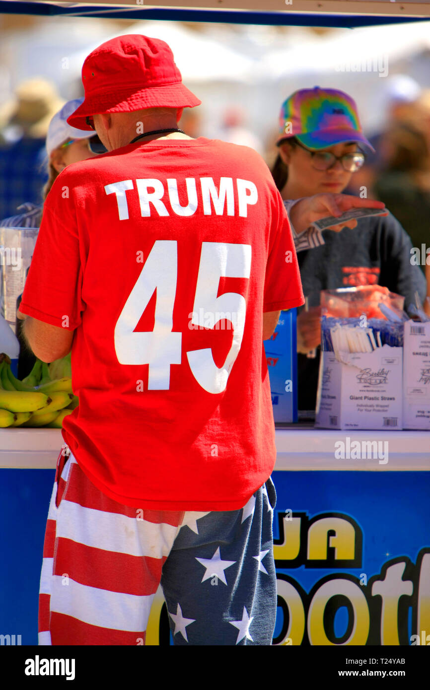 Mann gekleidet von Kopf bis Fuß seine Unterstützung für Präsident Trumpf, kauft einen Smoothie am Tucson Airshow AZ Stockfoto