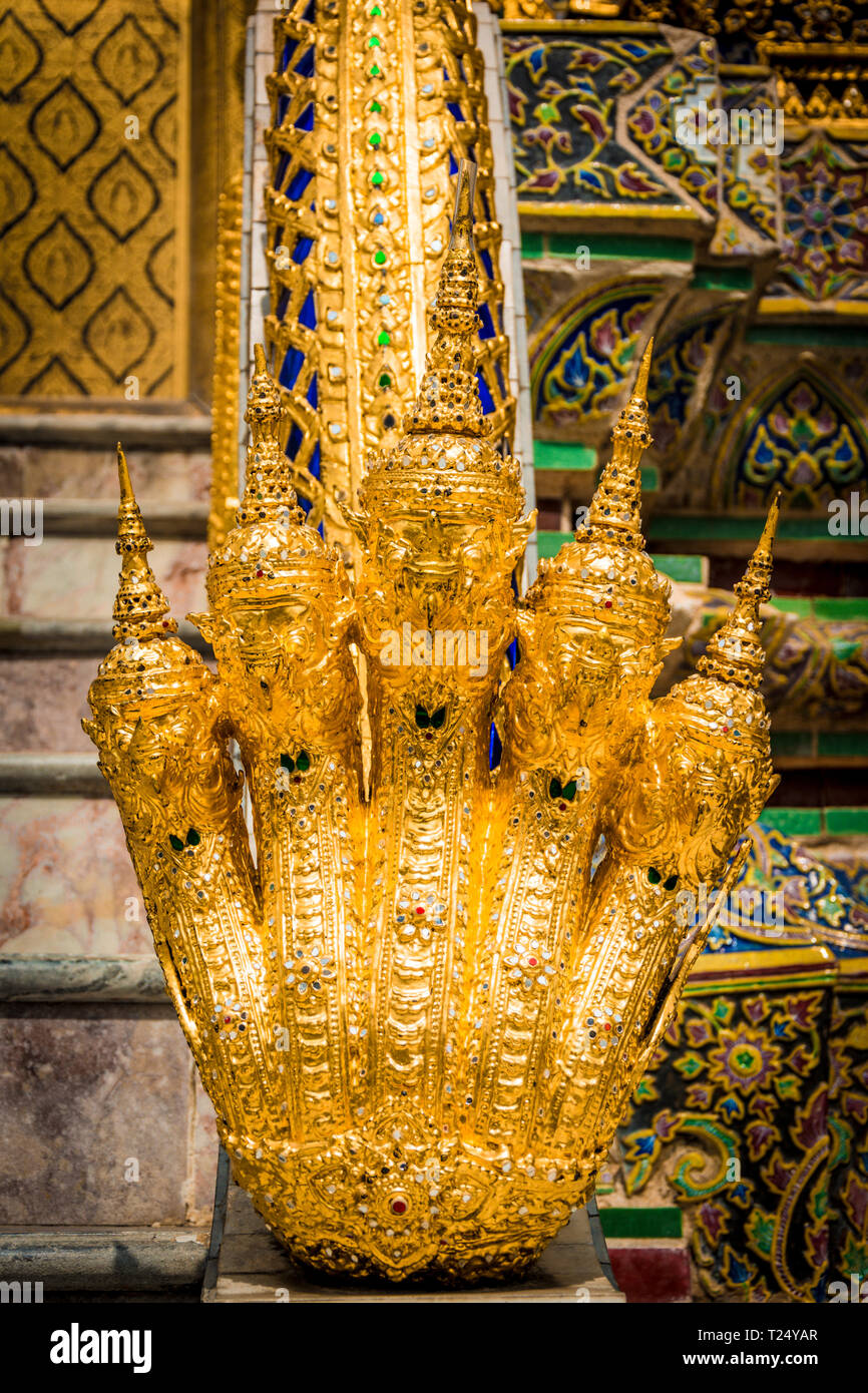 Goldene fünf Kopf naga Schlange auf Treppe im Grand Palace Wat Phra Keo in Bangkok. Stockfoto
