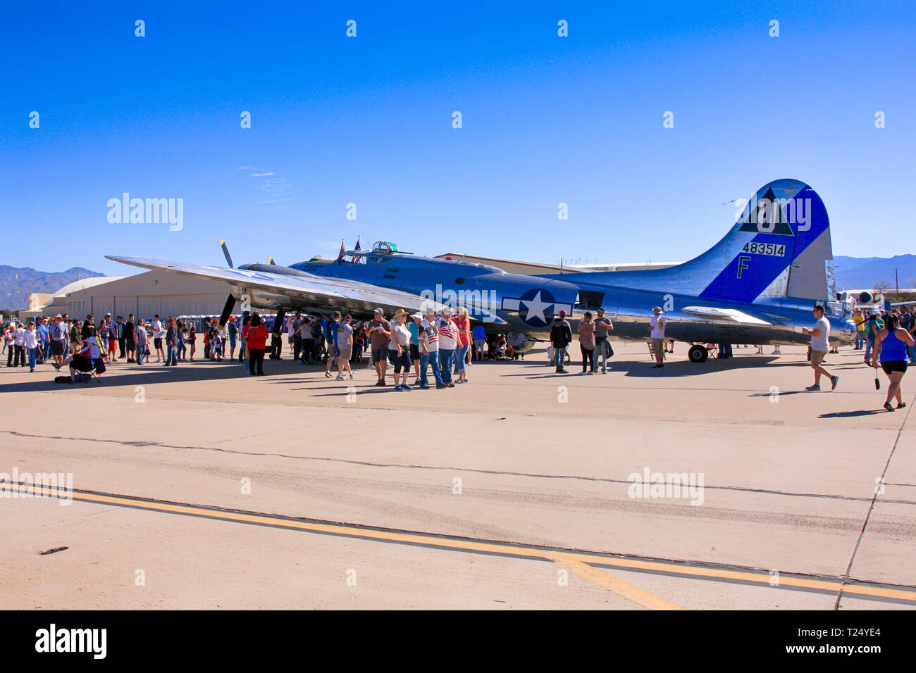 Menschen enjoyng Aufstehen in der Nähe einer WW2 B17 Flying Fortress Bomber namens Sentimentale Reise auf der Luftfahrtausstellung in Tucson Arizona Stockfoto