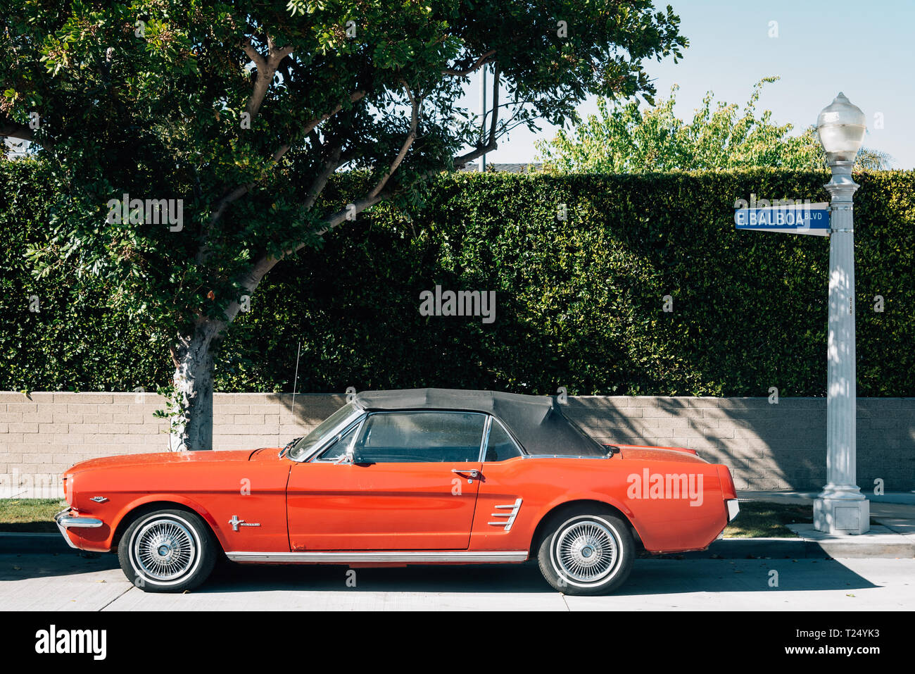 Alten roten Mustang, auf Balboa Boulevard in Newport Beach, Orange County, Kalifornien Stockfoto