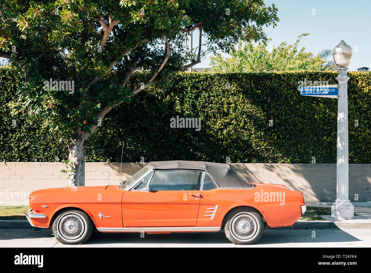 Alten roten Mustang, auf Balboa Boulevard in Newport Beach, Orange County, Kalifornien Stockfoto