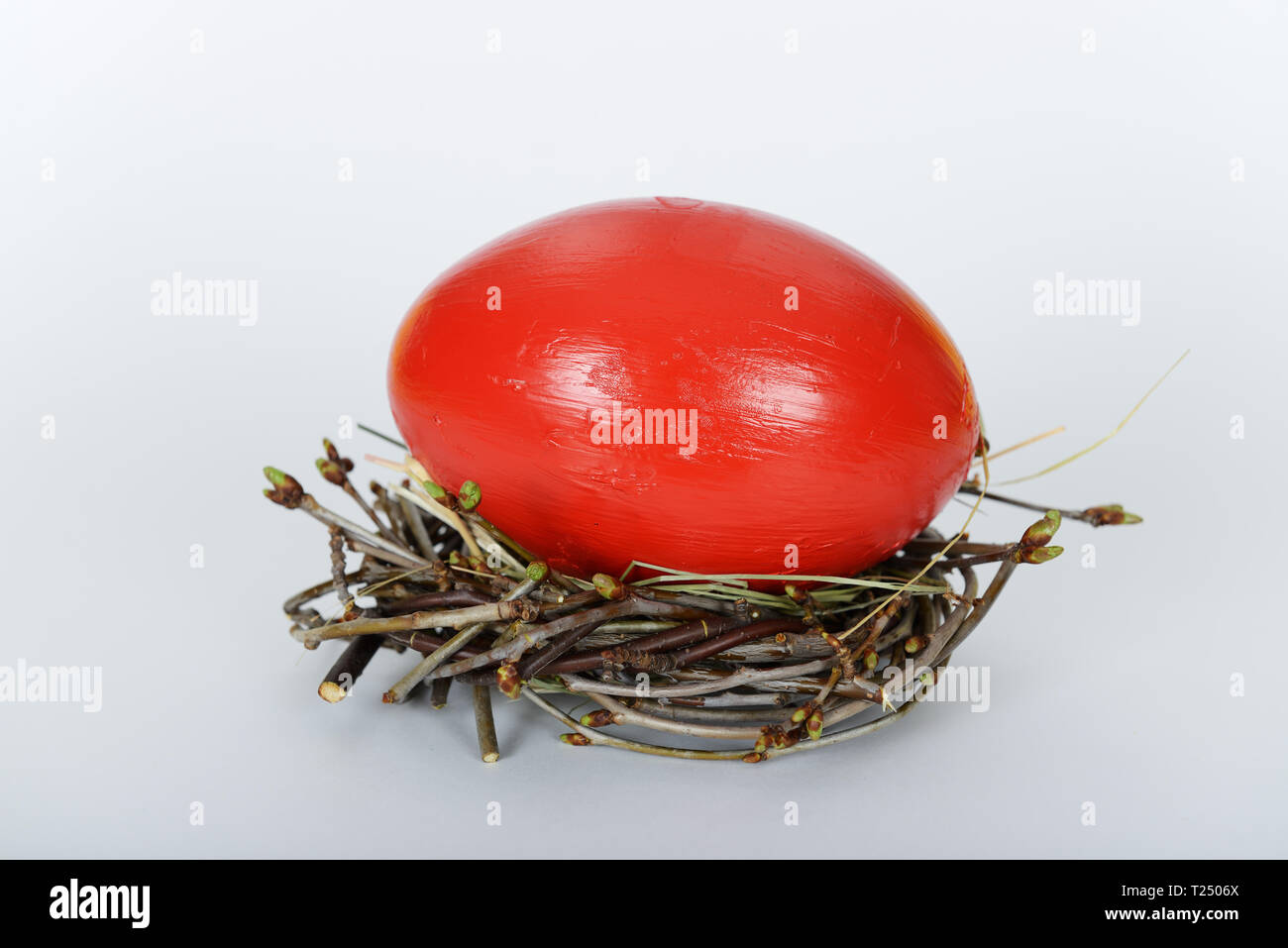 Das Nest mit großen rot lackiert Strauß Osterei Stockfoto