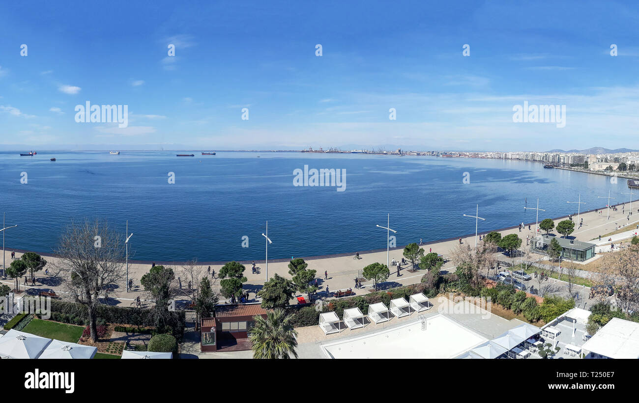 Luftaufnahme von Nea Paralia Strandpromenade in Thessaloniki, Griechenland Stockfoto
