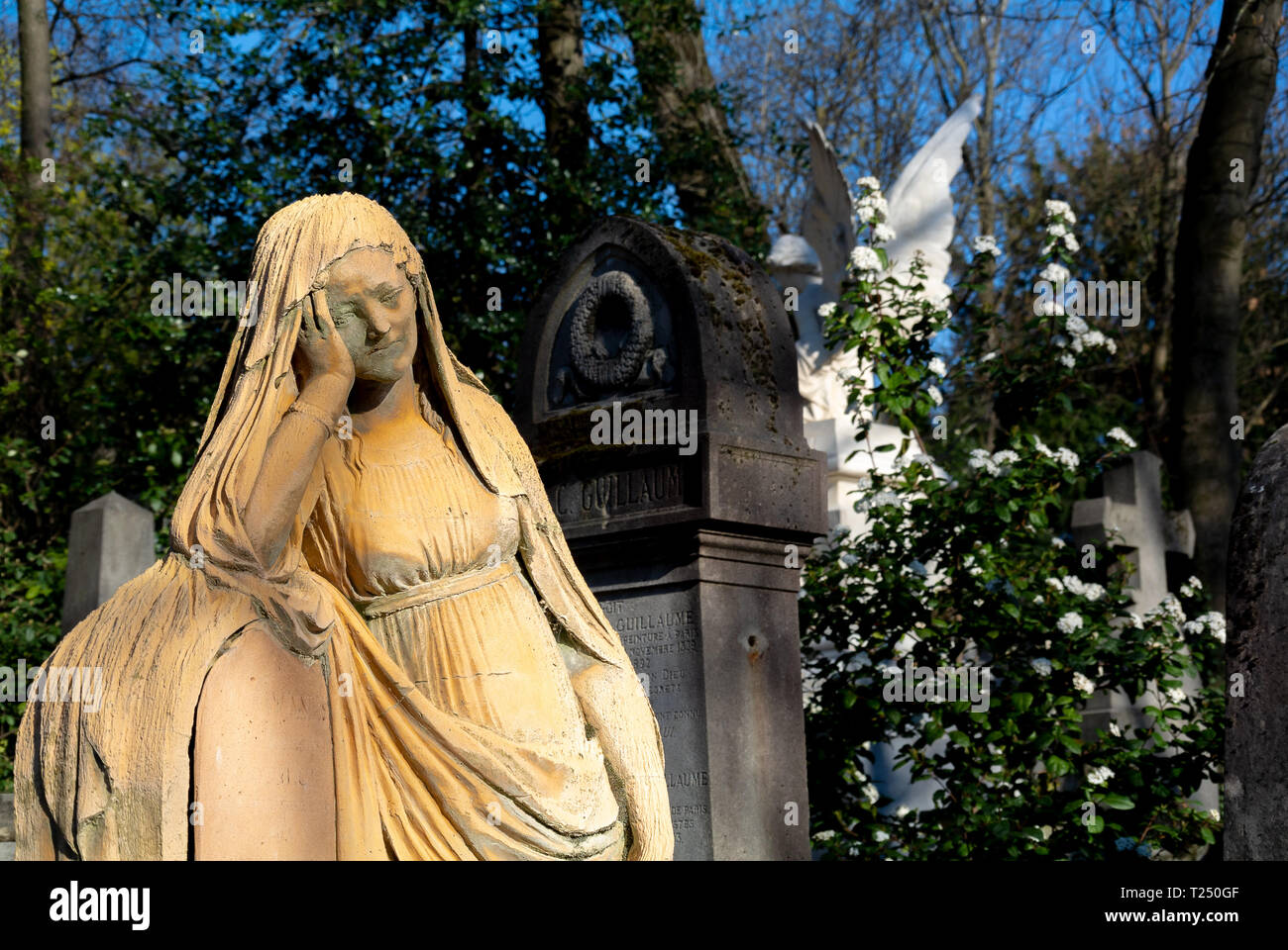 Die Statue einer trauernden Frau am Friedhof Pere Lachaise, Paris, Frankreich Stockfoto